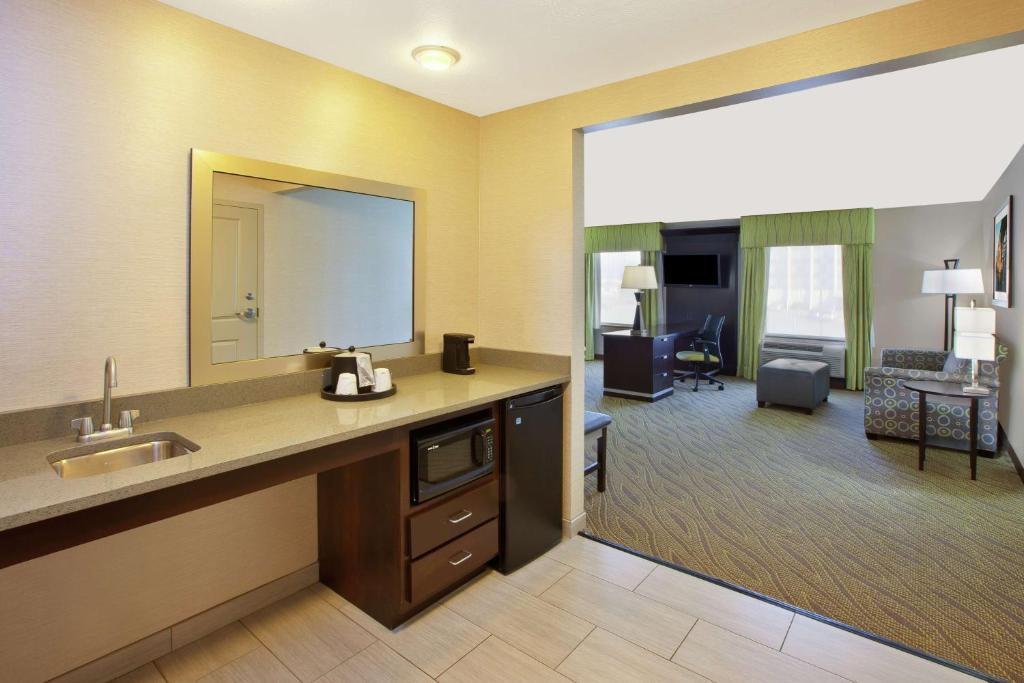 Hampton Inn & Suites Elyria, OH - Tap to explore photos