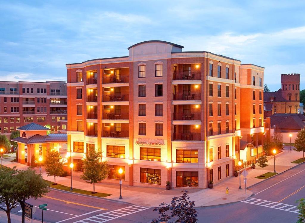 Hampton Inn & Suites Saratoga Springs Downtown image