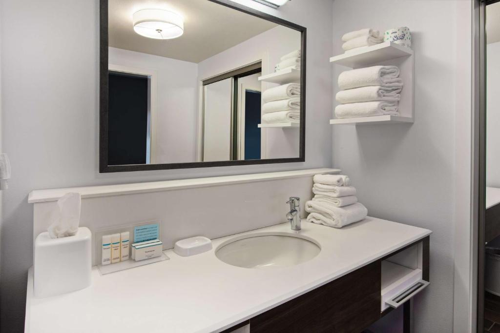Hampton Inn & Suites Leavenworth, WA - Tap to explore photos