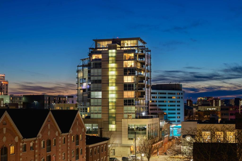 hotelVetro Iowa City, Tapestry Collection by Hilton image