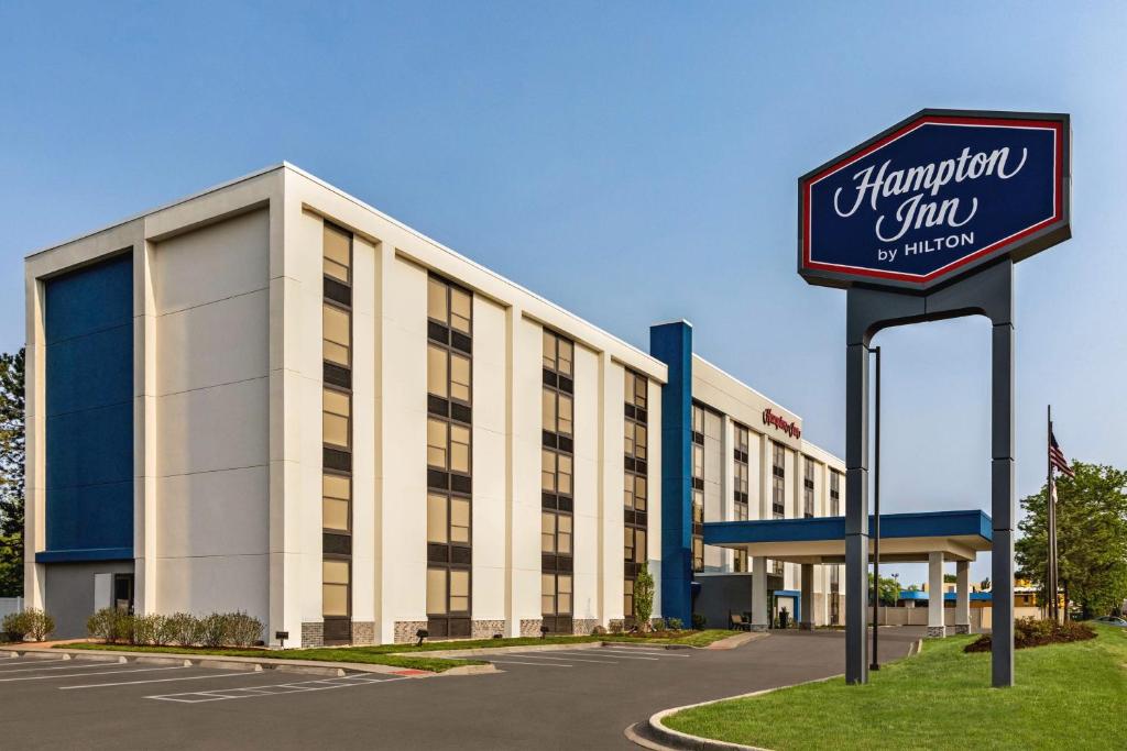 Hampton Inn Chicago-O'Hare International Airport image