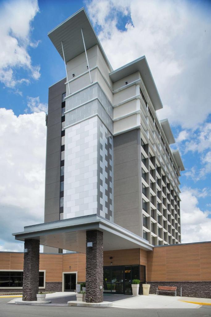 DoubleTree by Hilton Raleigh Crabtree Valley - Tap to explore photos