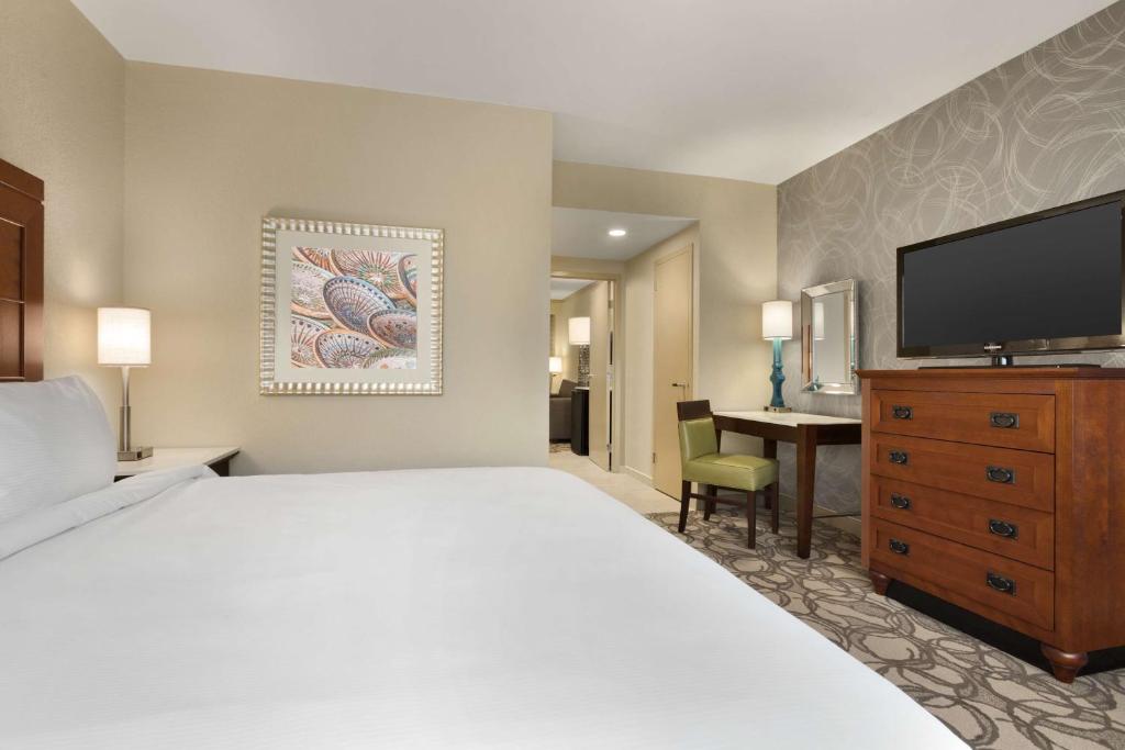 Embassy Suites by Hilton San Antonio Airport - Tap to explore photos