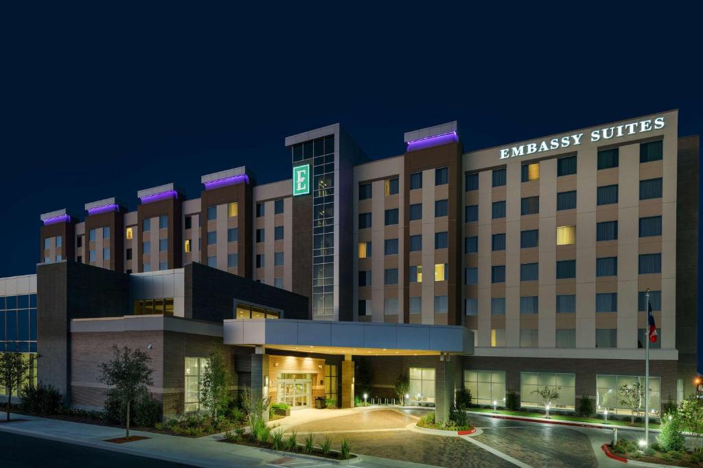 Embassy Suites By Hilton College Station photo 2