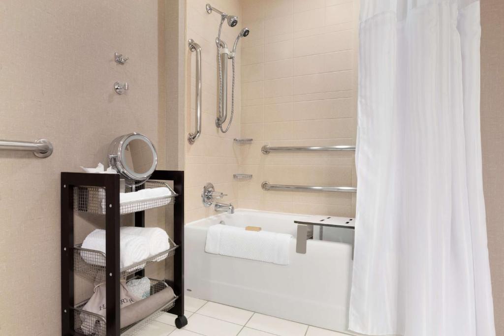 DoubleTree by Hilton Oklahoma City Airport Room Type - King Room - Disability Access/Non-Smoking