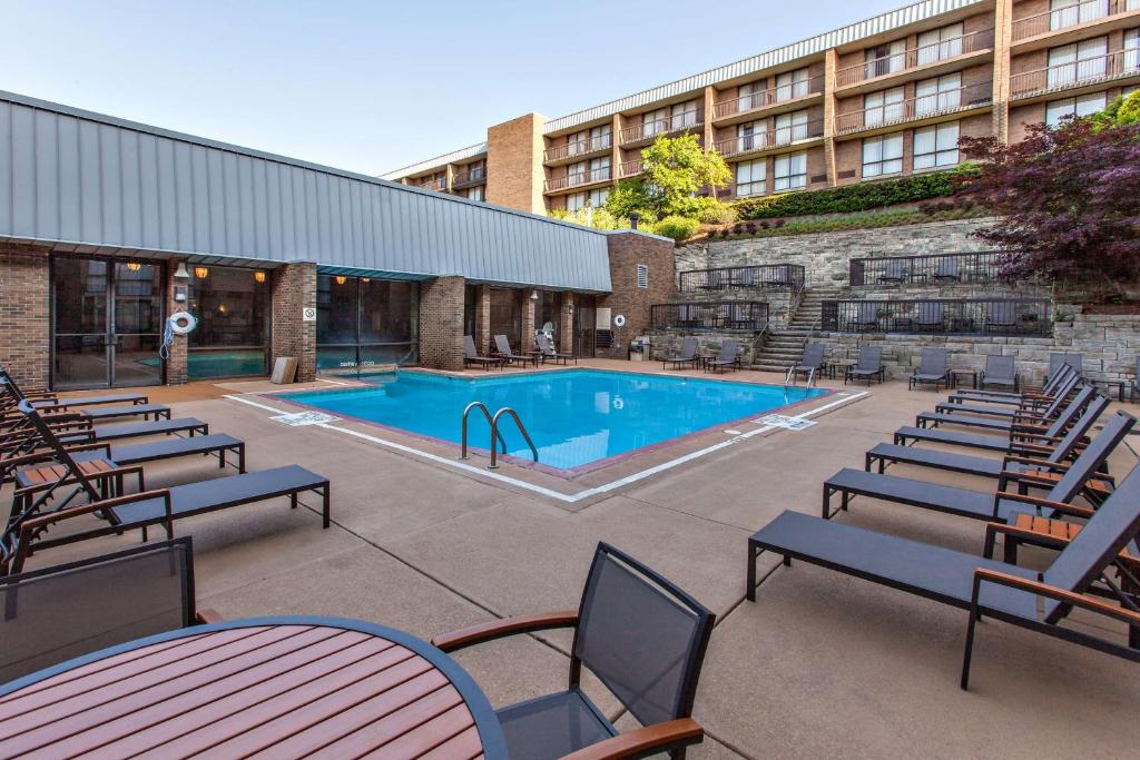 DoubleTree by Hilton Pittsburgh-Green Tree photo 3