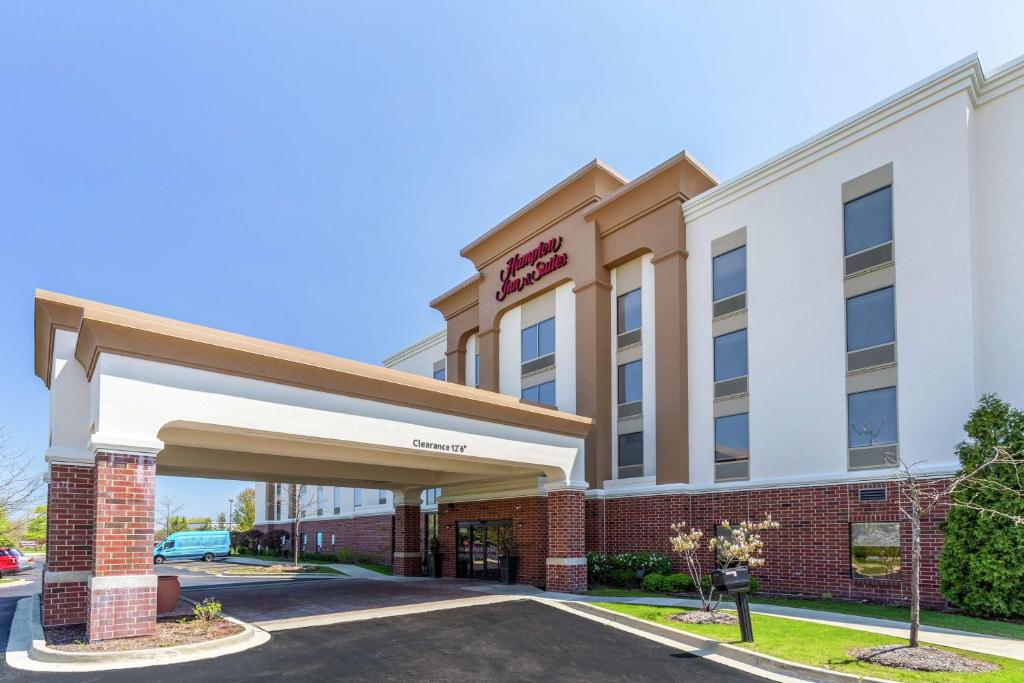Hampton Inn & Suites Chicago-Libertyville image