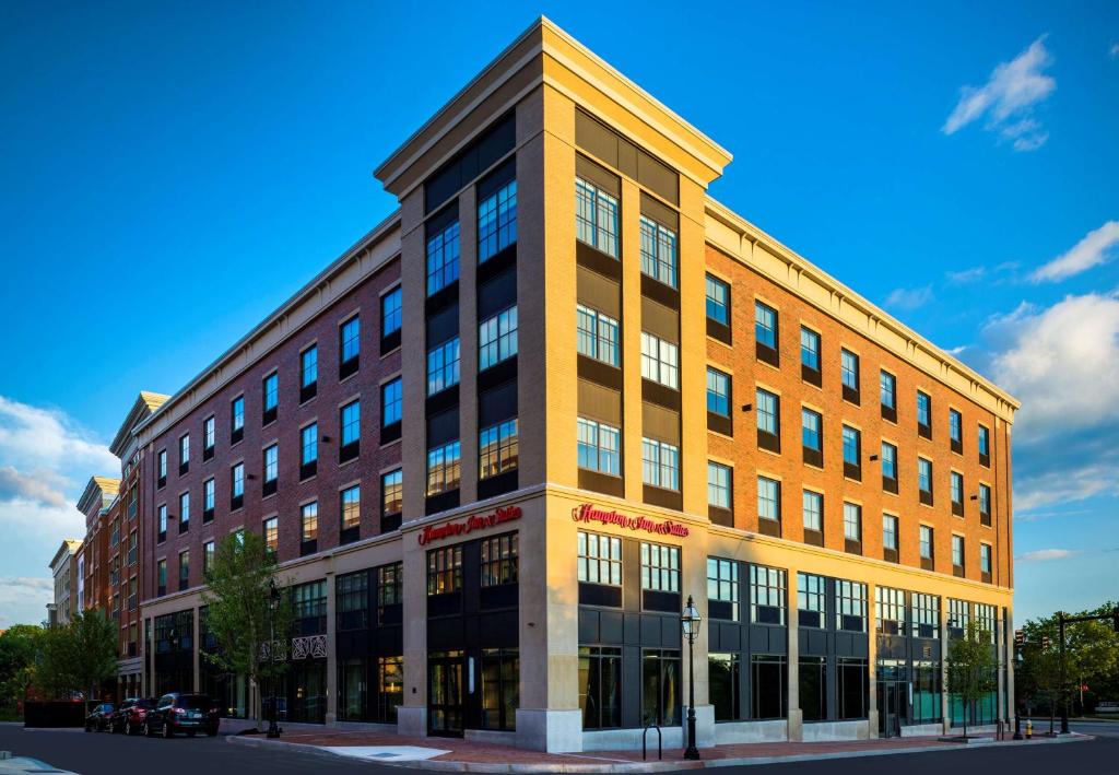 Hampton Inn & Suites Portsmouth Downtown image