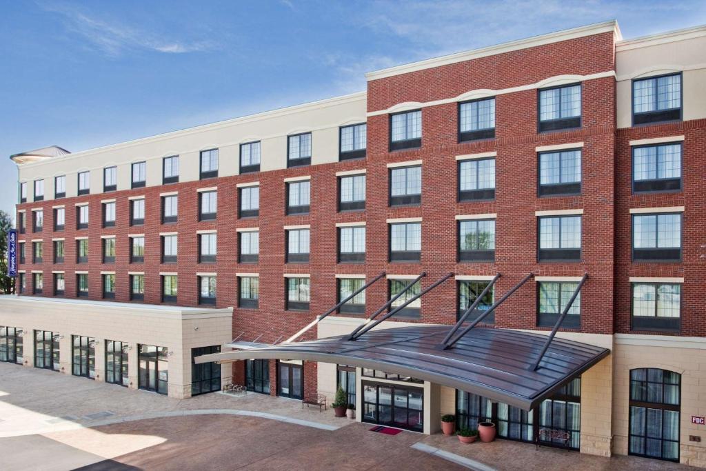 Hampton Inn & Suites Chapel Hill-Carrboro/Downtown image
