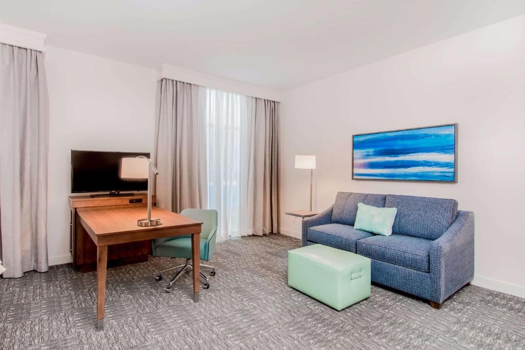 Hampton Inn & Suites Panama City Beach-Beachfront - Tap to explore photos