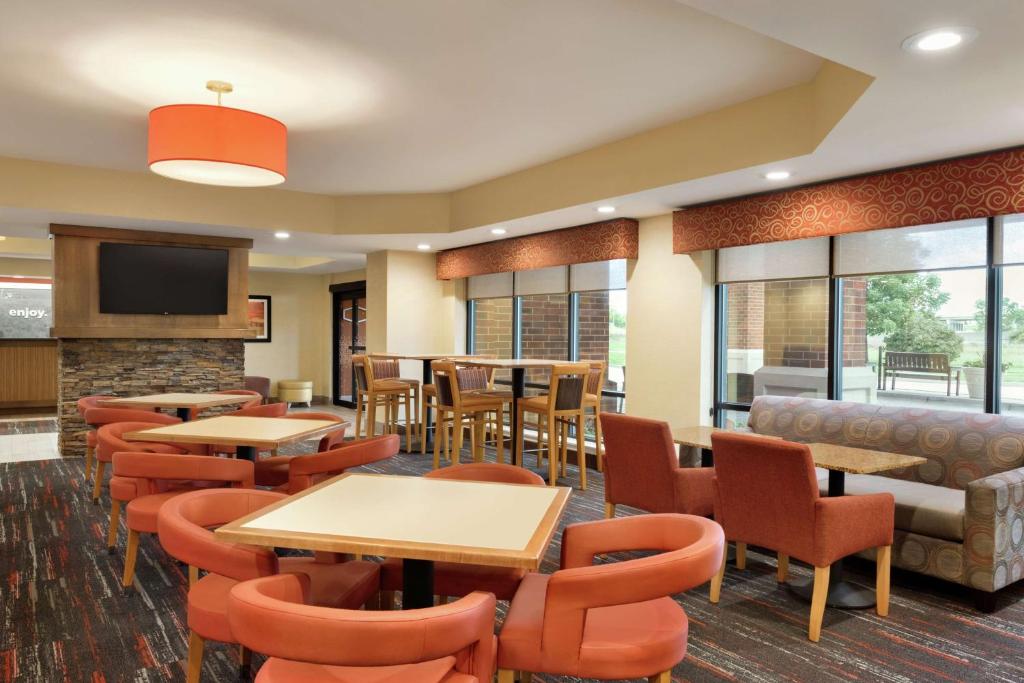 Hampton Inn West Des Moines Lake Drive photo 4