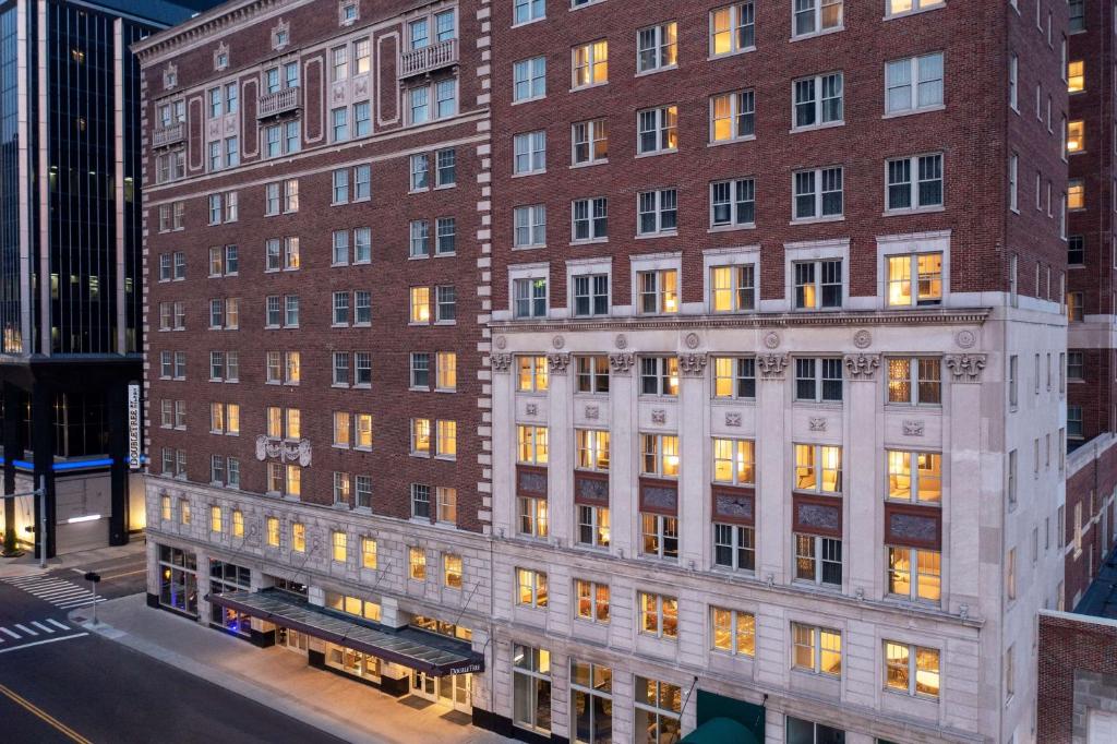 DoubleTree Suites by Hilton Hotel Detroit Downtown - Fort Shelby photo 1