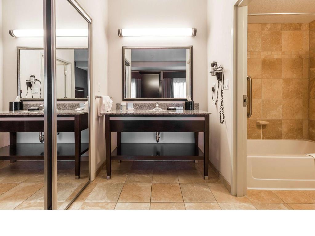 Hampton Inn & Suites by Hilton Lethbridge - Tap to explore photos