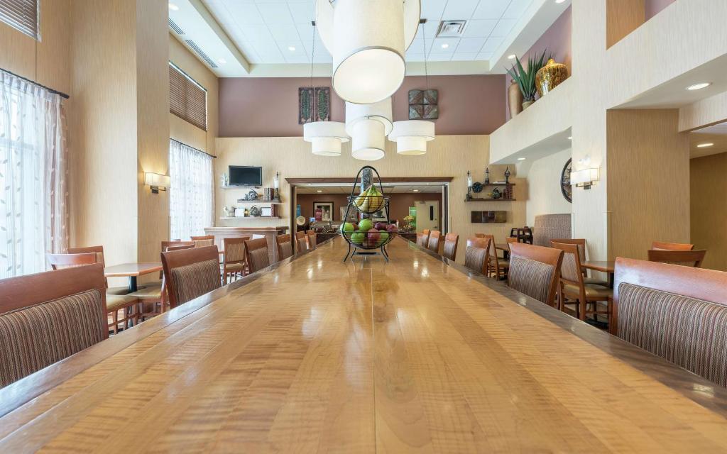 Hampton Inn & Suites by Hilton Moncton photo 2