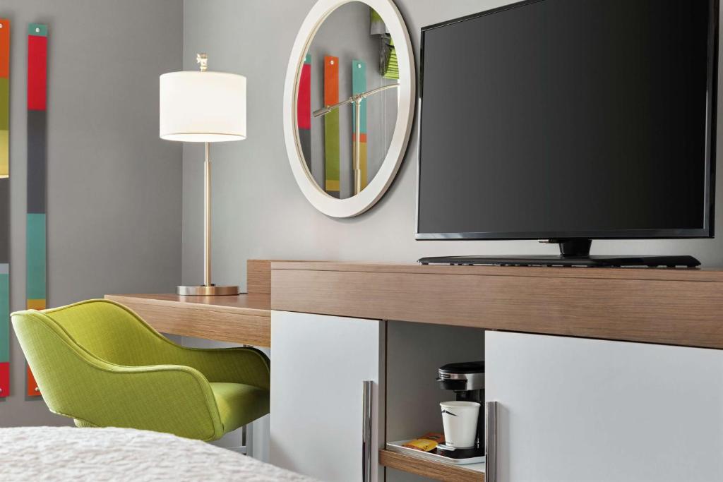 Hampton Inn by Hilton London Room Type - King Room with Sofa Bed