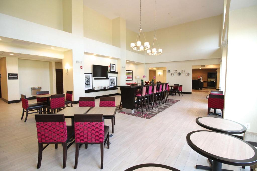 Hampton Inn and Suites Sandusky/Milan photo 2