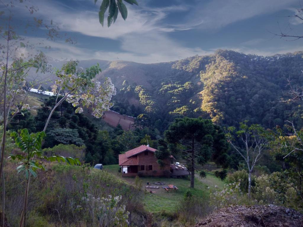 Casa ecológica na montanha com vista para o vale