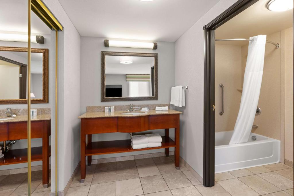 Hampton Inn & Suites Burlington - Tap to explore photos