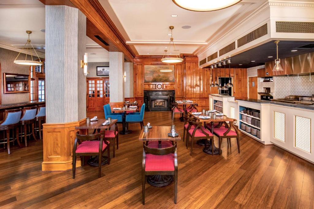 Hotel Roanoke & Conference Center, Curio Collection by Hilton photo 3