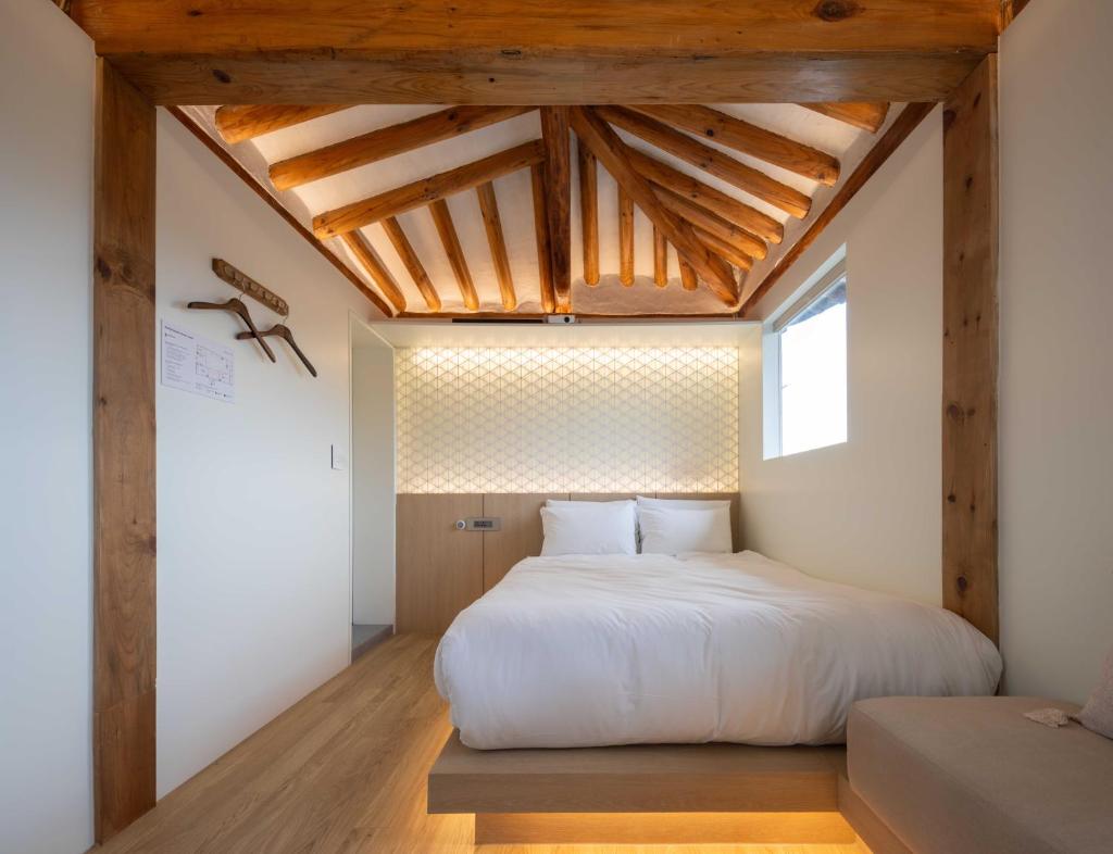 Luxury Hanok with private bathtub - HyeonhyeonJae photo 2