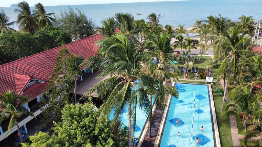 Dolphin Bay Beach Resort photo 2