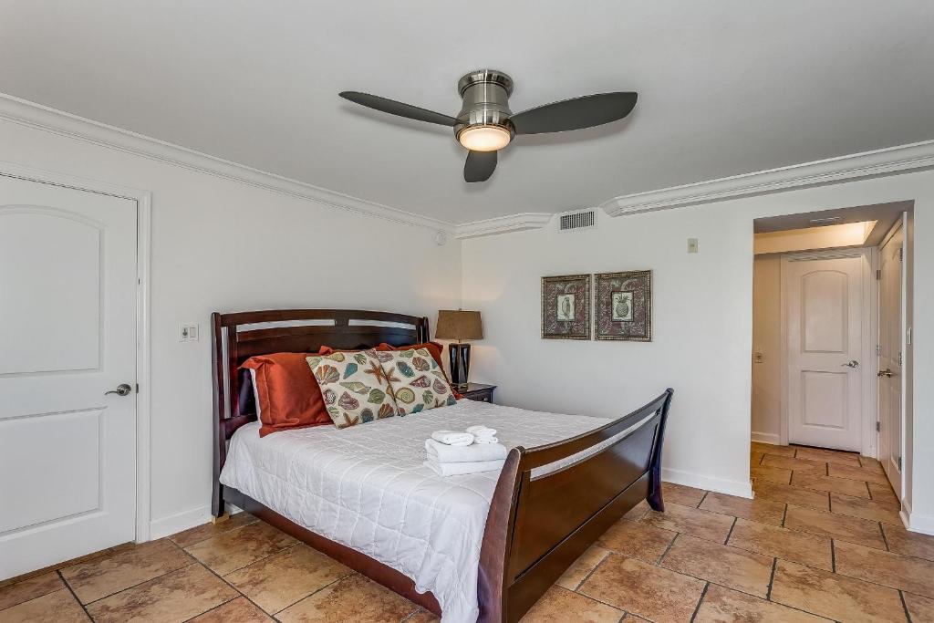 804E Regency Towers photo 3