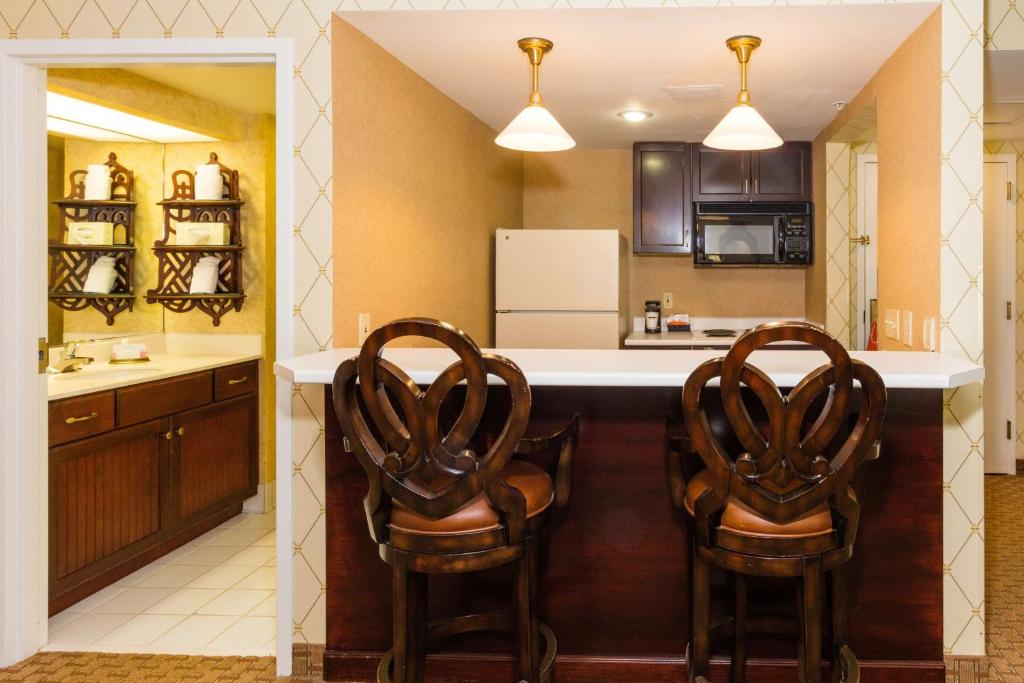 Hampton Inn and Suites Amelia Island Historic Harbor Front - Tap to explore photos