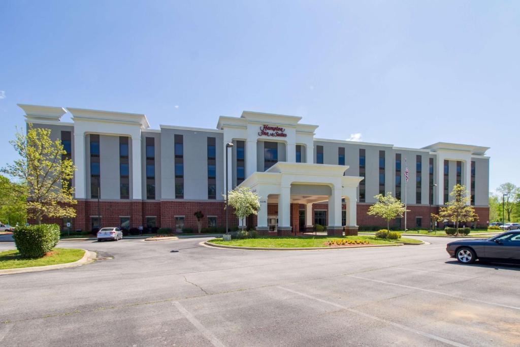 Hampton Inn & Suites Huntsville Hampton Cove image