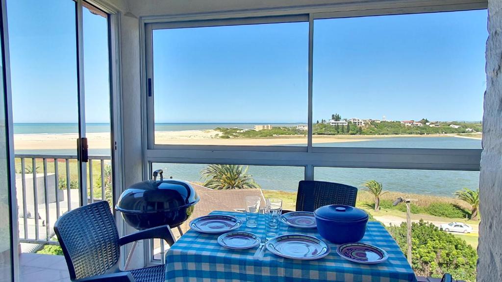 Lagoon & Ocean View Retreat photo 2