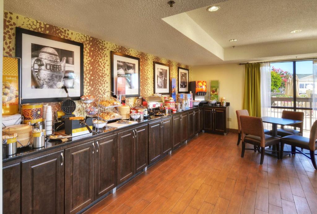 Hampton Inn Georgetown-Marina photo 4