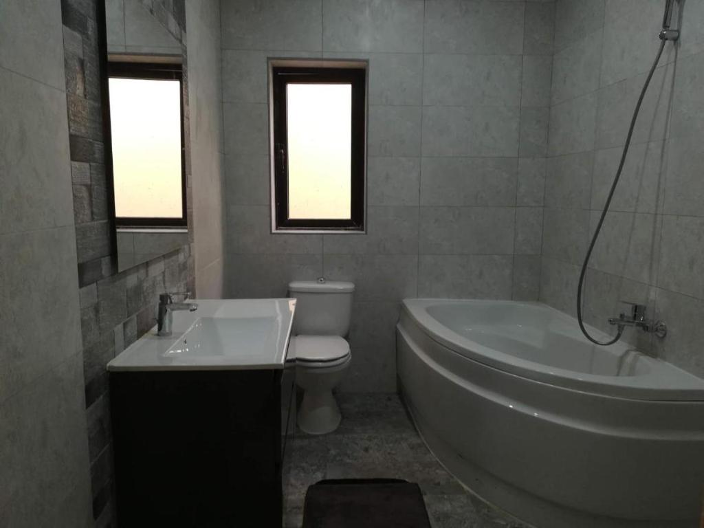 Large 3 Bedroom Apartment photo 3