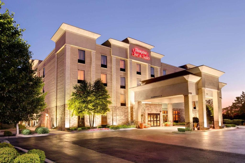 Hampton Inn & Suites Addison photo 1