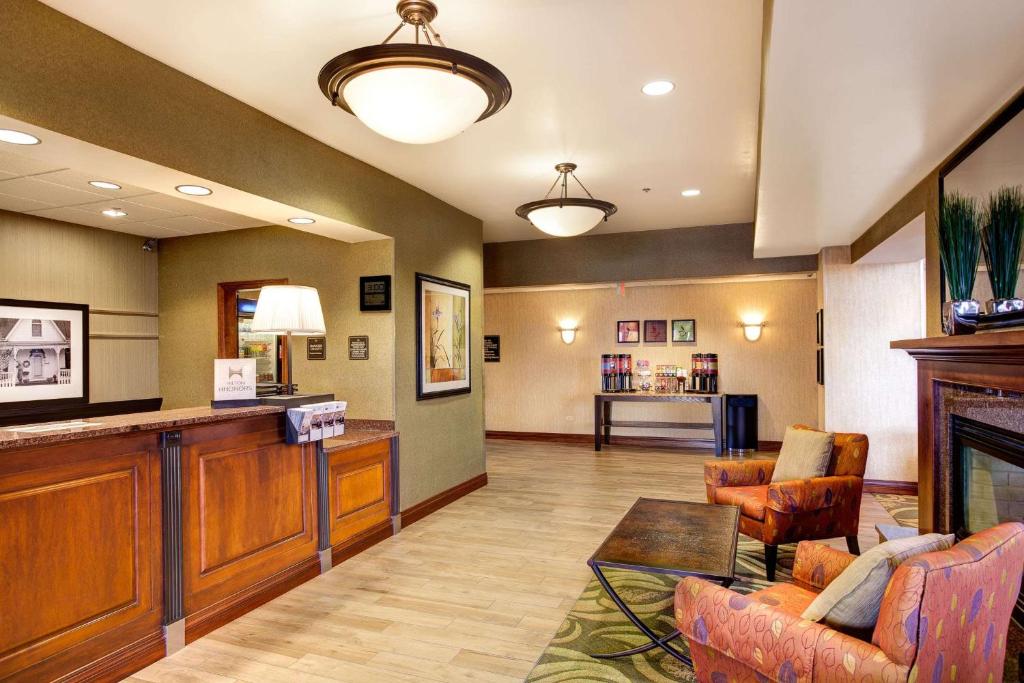 Hampton Inn & Suites Addison photo 2