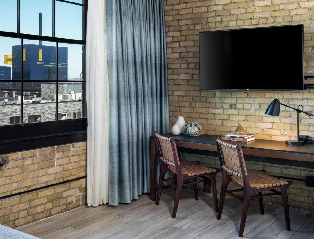 Canopy by Hilton Minneapolis Mill District Room Type - King room with lofted ceilings