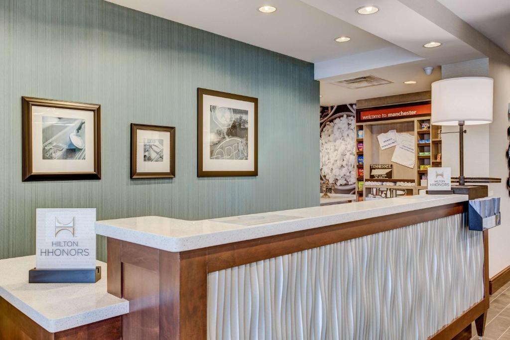 Hampton Inn & Suites Manchester, TN photo 2