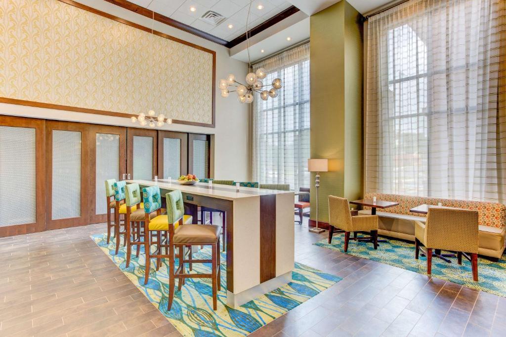 Hampton Inn & Suites Manchester, TN photo 1