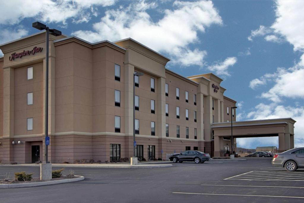 Hampton Inn Defiance image