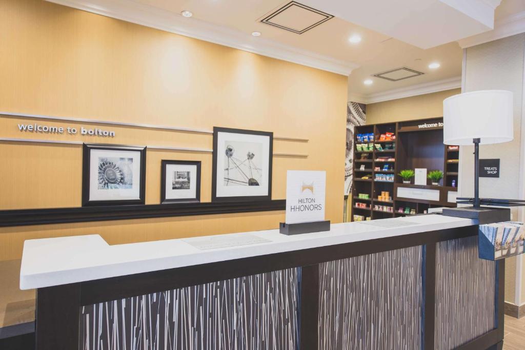 Hampton Inn & Suites by Hilton Bolton photo 3