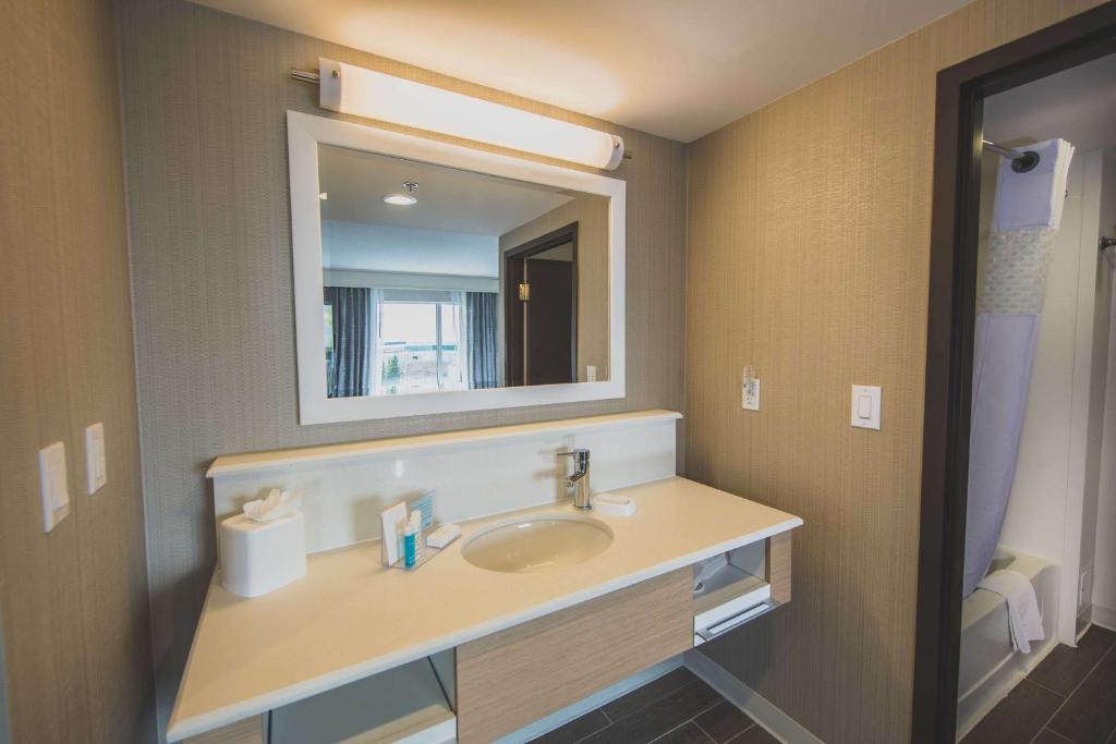 Hampton Inn & Suites by Hilton Bolton, ON, Canada - Tap to explore photos