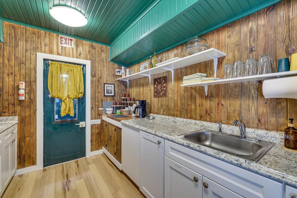 Charming Converted Railcar Studio in Joplin! photo 2