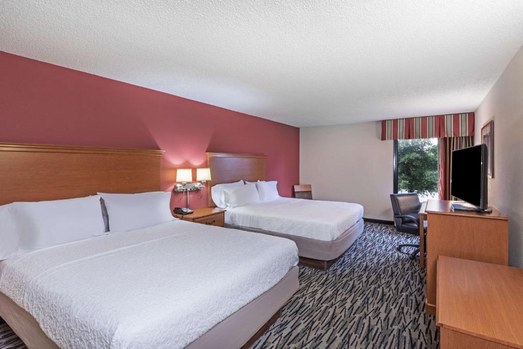 Hampton Inn by Hilton Aiken - Tap to explore photos
