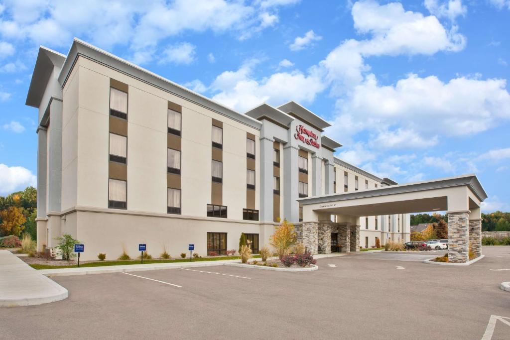 Hampton Inn & Suites Alliance image