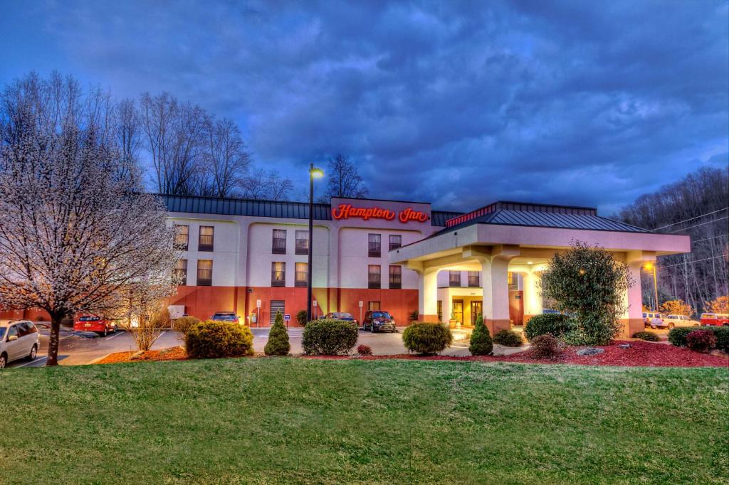 Hampton Inn Marion image