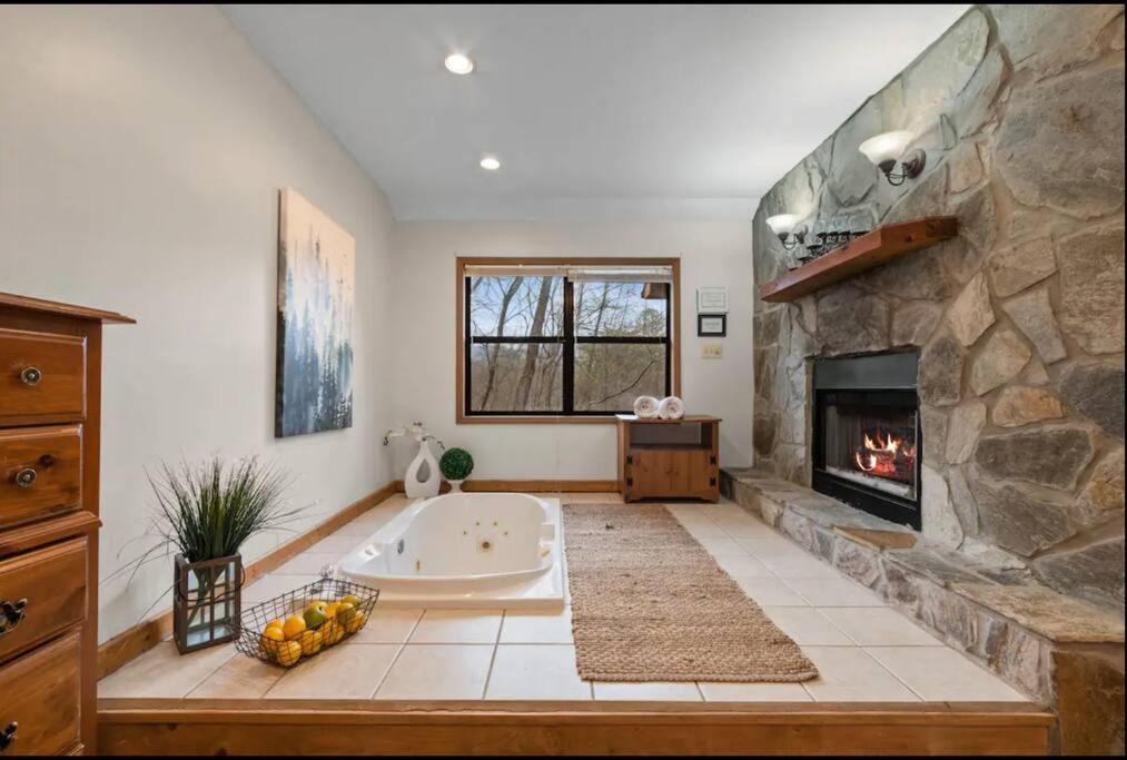 Pet Friendly & Cozy Cabin w/ Hot Tub & Fireplace - Anna image