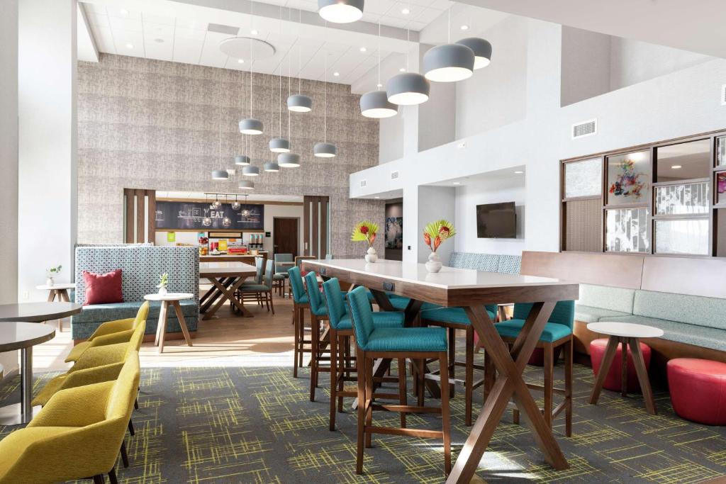 Hampton Inn & Suites Pittsburgh New Stanton image