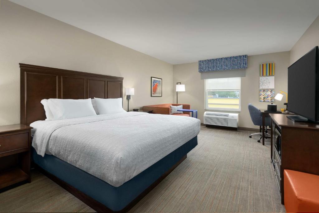 Hampton Inn by Hilton Augusta - Tap to explore photos