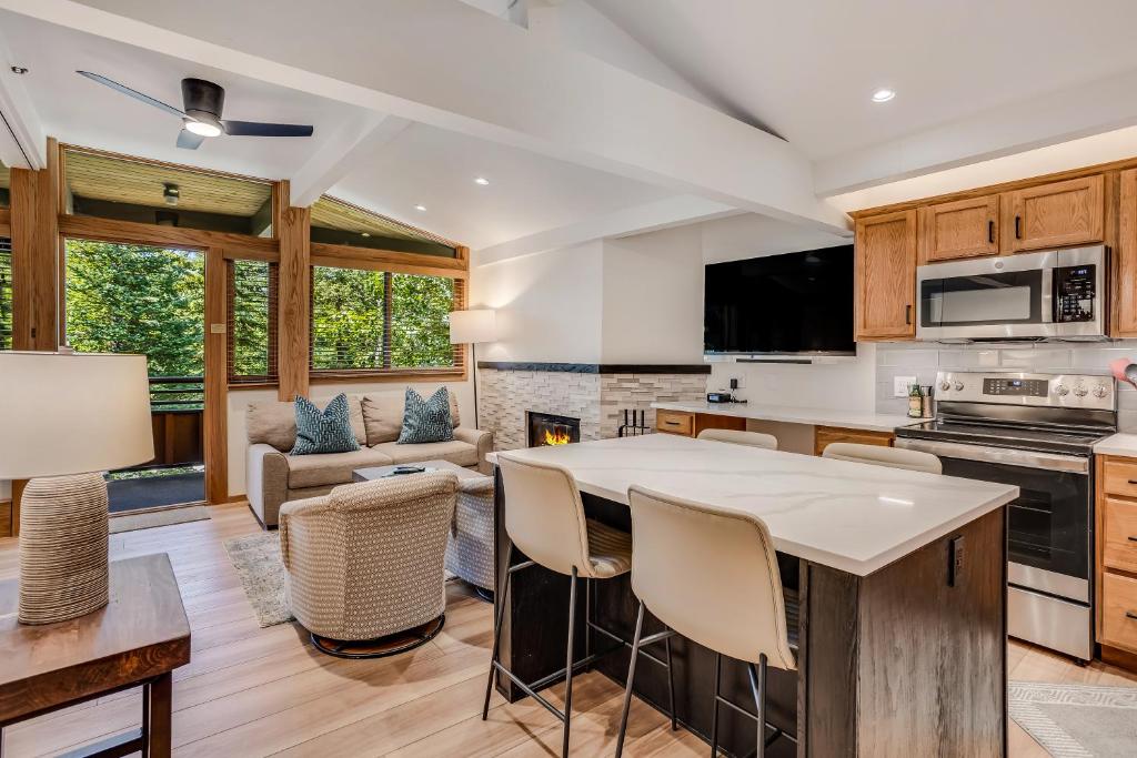 Laurelwood Condominiums 211 image