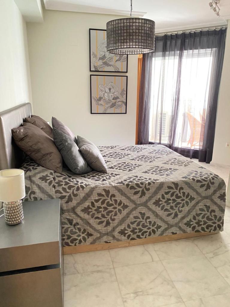 Elegant 2-Bedroom Apartment in Benidorm with Private Pool and Scenic Garden Views photo 1
