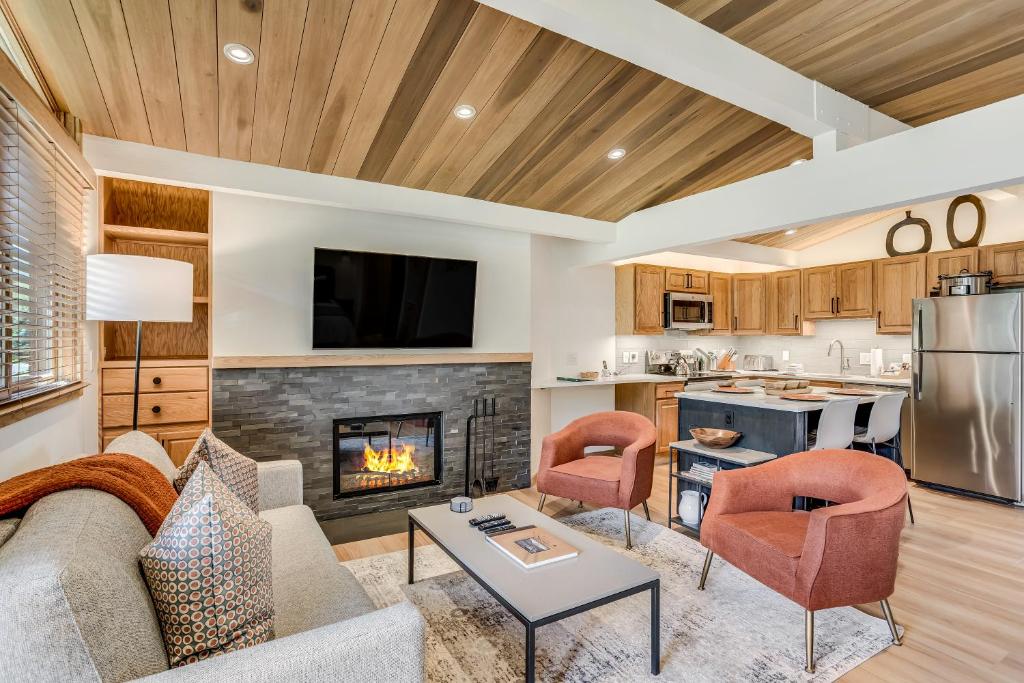 Laurelwood Condominiums 415 image