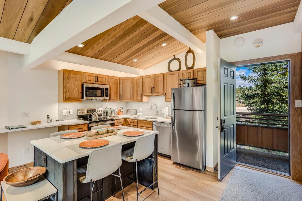 Laurelwood Condominiums 415 photo 1